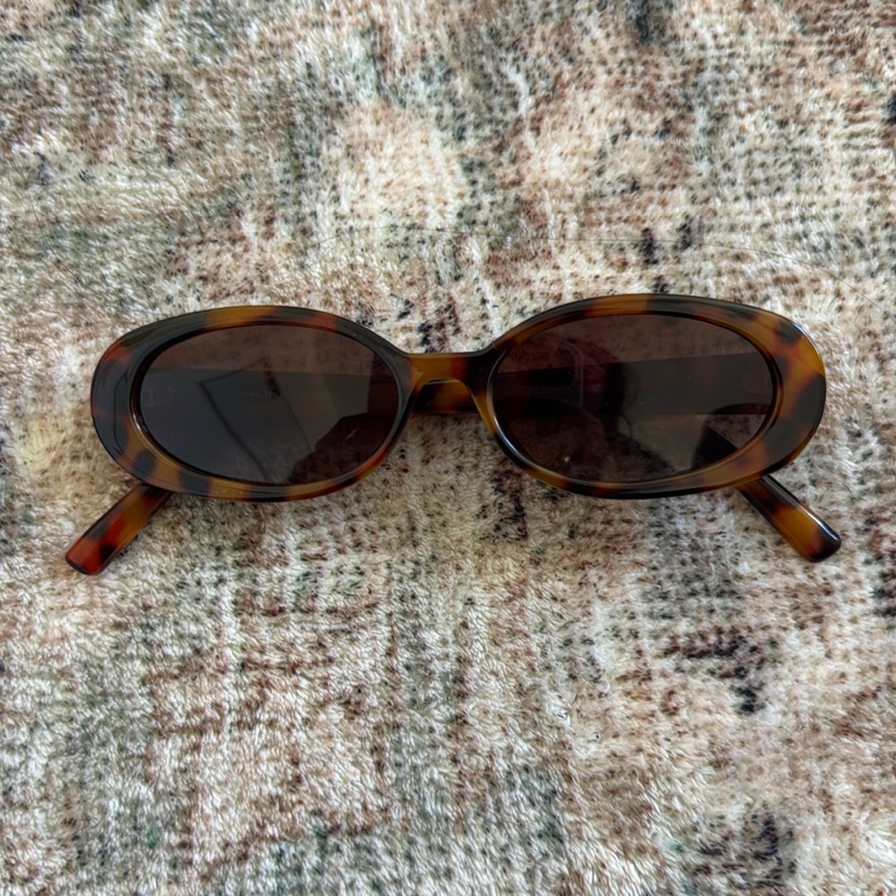 Brown tortoise shell sunglasses